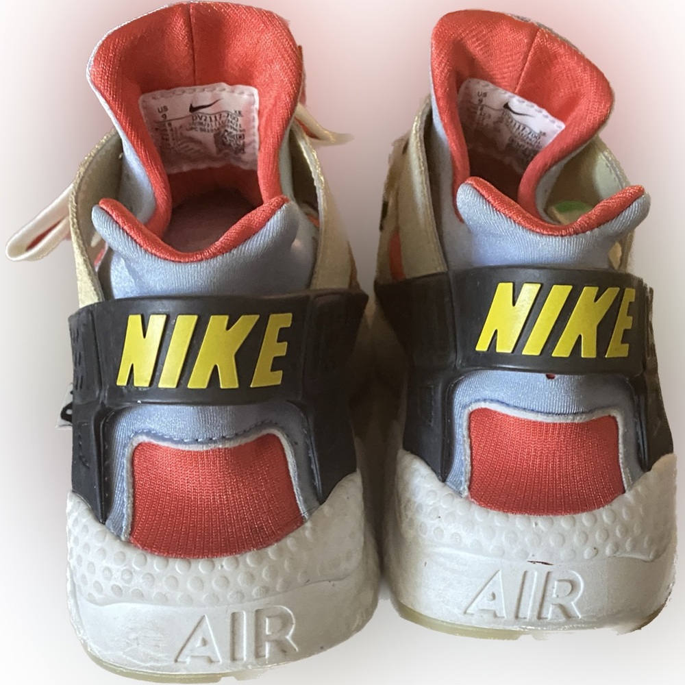 Size 9 Men's Nike Air Huarache Yin and Yang Set to Rise Sneakers